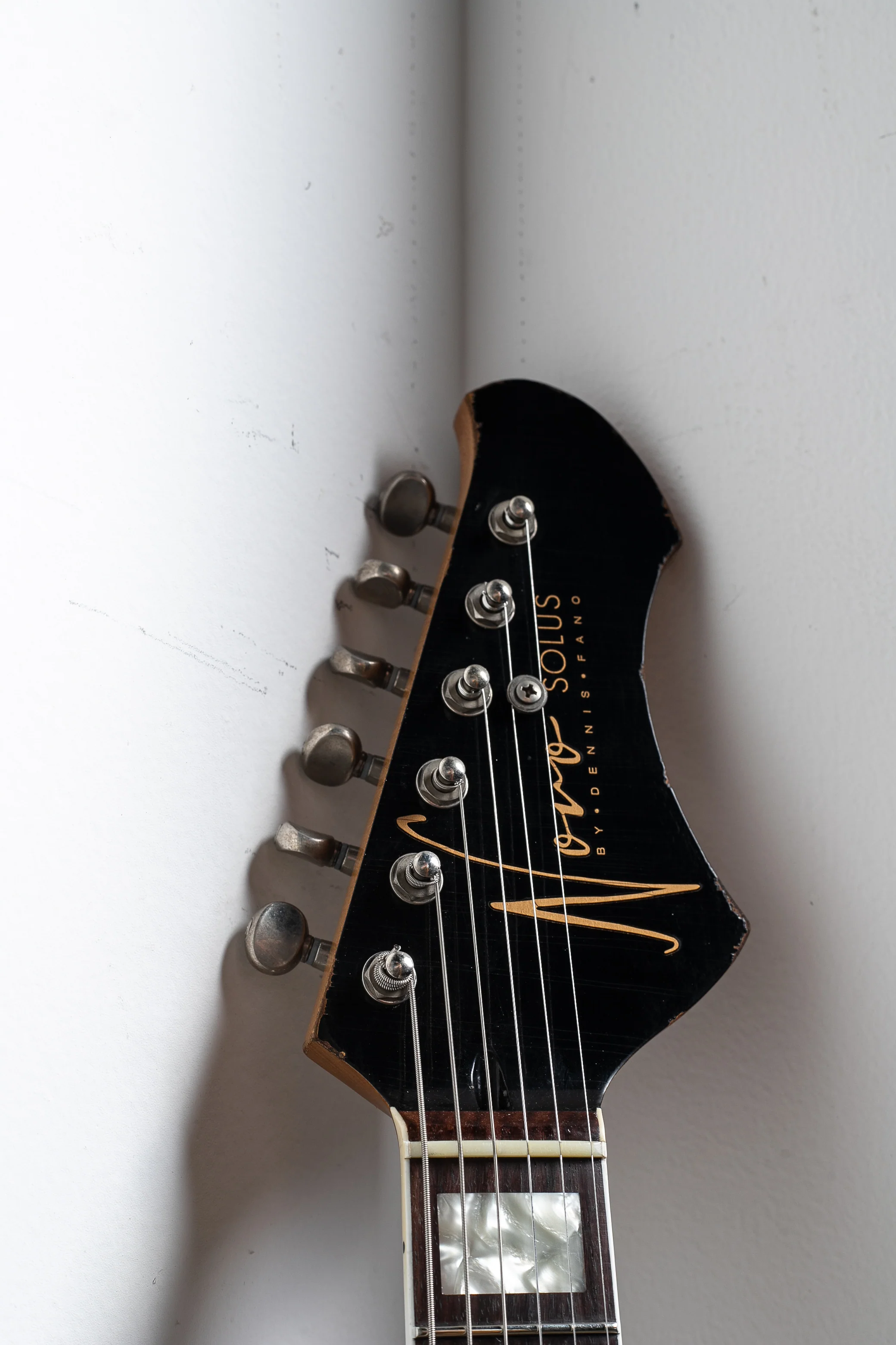 Novo Solus H2 in Aztec Gold over Bull Black - Image 5